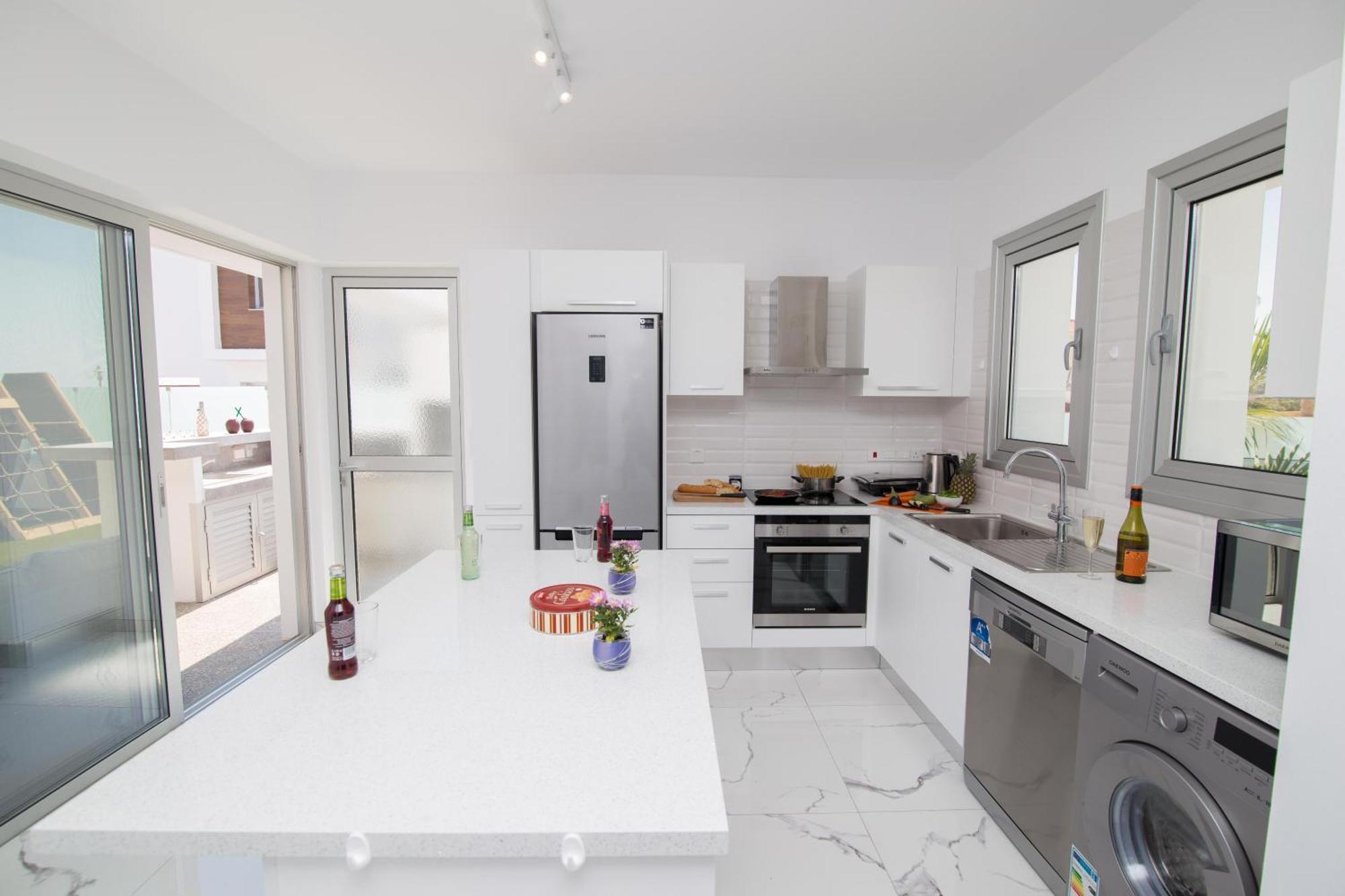 Villa Lynn Boutique Beachfront Айя-Напа Экстерьер фото